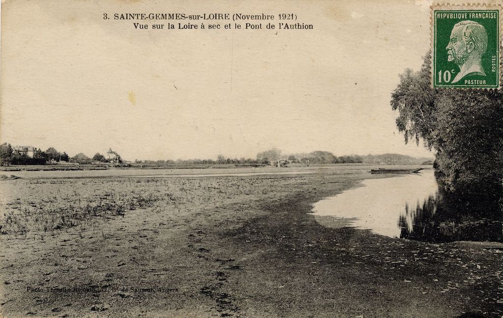 Carte Postale : Vue de la Loire à sec et le Pont de l'Authion